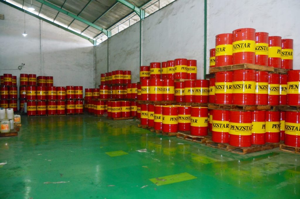 Drum pelumas Penzstar di gudang