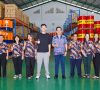 Teddy Harijono dan Reyner Marsenthe bersama karyawan PT. Penzstar di gudang