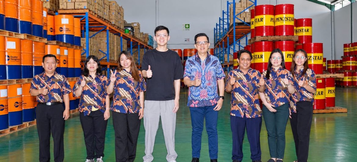Teddy Harijono dan Reyner Marsenthe bersama karyawan PT. Penzstar di gudang