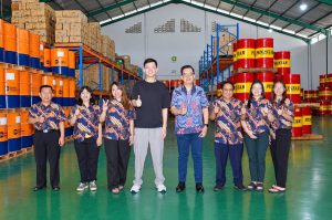 Teddy Harijono dan Reyner Marsenthe bersama karyawan PT. Penzstar di gudang